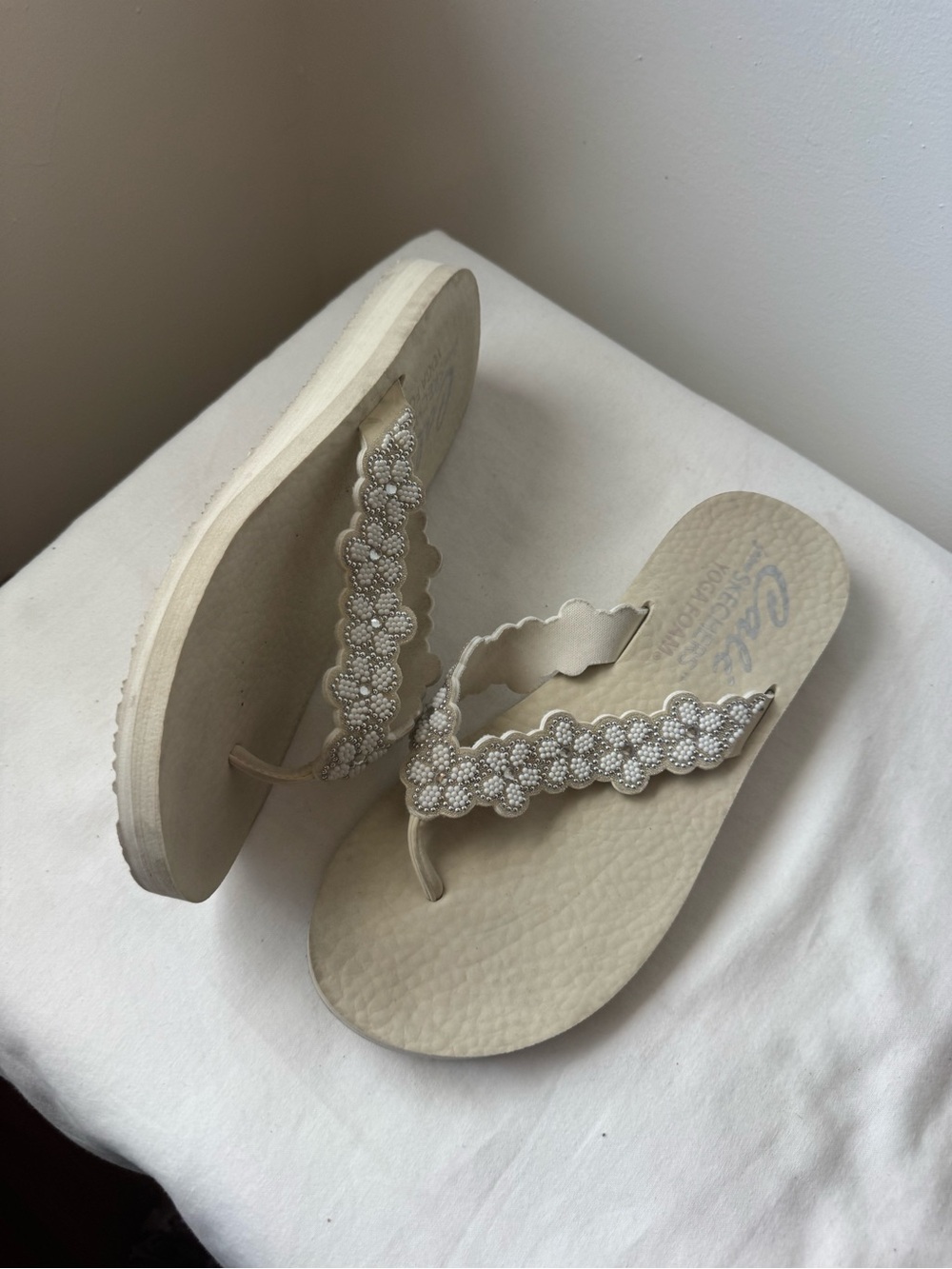 Skechers Cali White Beaded Floral Platform Flip Flops Size 7